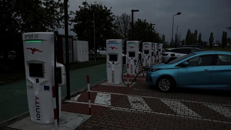 Estações de carregamento para carros elétricos na Itália, em 26 de setembro de 2025.