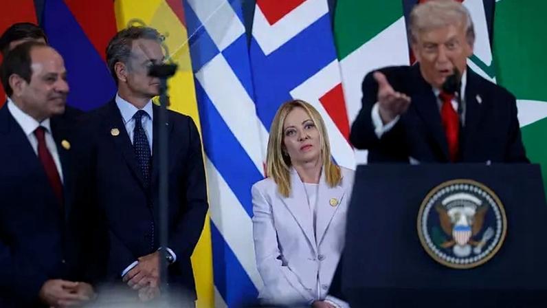O presidente dos EUA, Donald Trump, discursa enquanto a primeira-ministra italiana, Giorgia Meloni, ouve durante uma cúpula de líderes europeus e do Oriente Médio sobre Gaza no Egito em 13 de outubro de 2025