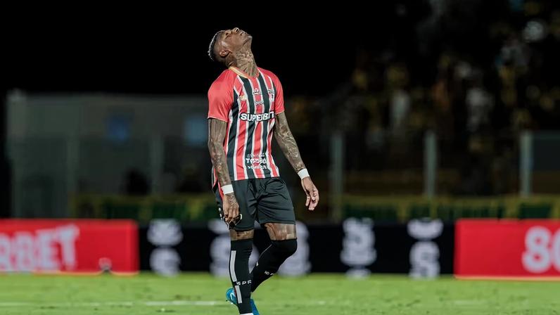 Arboleda na derrota do São Paulo para o Mirassol — Foto: Rapha Marques/Getty Images