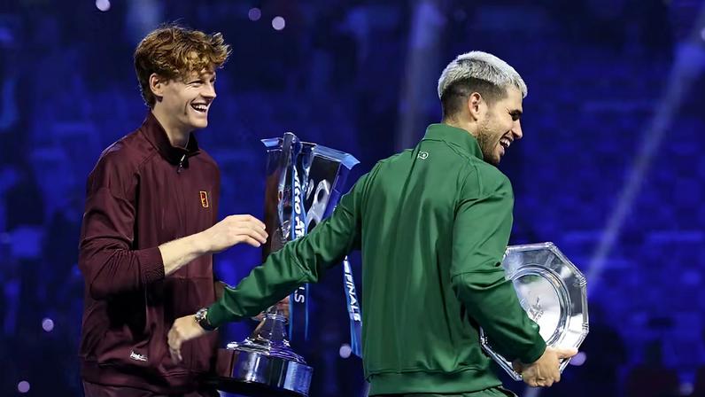 Sinner e Alcaraz brincam após receberam as taças do ATP Finals 2025 — Foto: Clive Brunskill/Getty Images