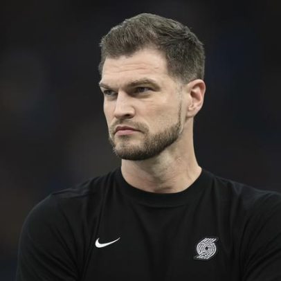 Blazers vencem Suns e garantem vaga nos playoffs; Splitter faz história