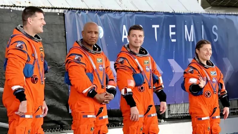(Da esquerda para a direita) O astronauta da Agência Espacial Canadense, Jeremy Hansen, e os astronautas da NASA, Victor Glover, Reid Wiseman e Christina Koch, poderão decolar na missão Artemis II já nesta quarta-feira • Gregg Newton/AFP/Getty Images