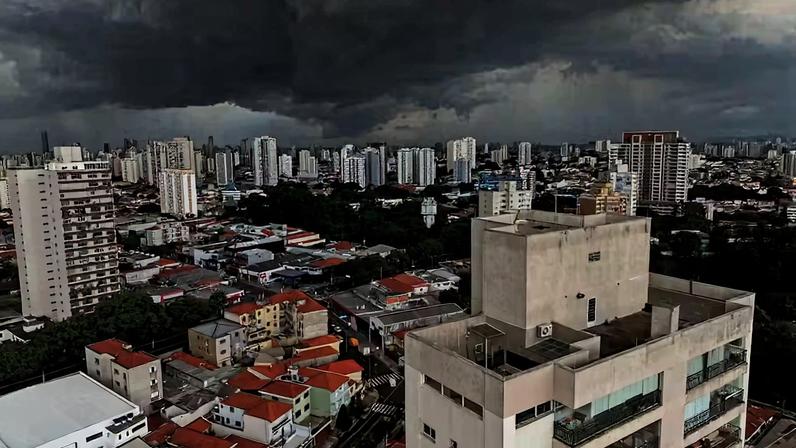Tempestade se forma sobre São Paulo: eventos extremos atingem cidades brasileiras vulneráveis à intensificação das chuvas provocada pelas mudanças climáticas.