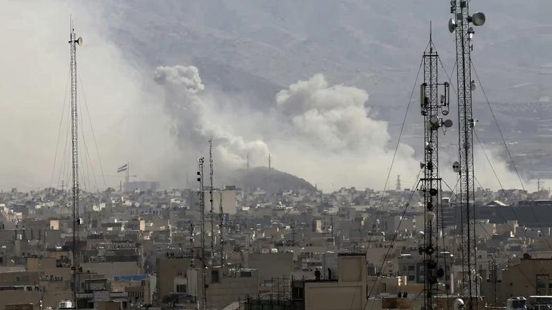 Fumaça no centro da cidade de Teerã
