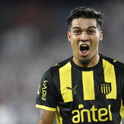 Artilheiro rival do Corinthians vai mal no Brasil e faz sucesso apenas no Uruguai