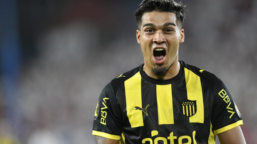 Arezo, ex-Grêmio, comemora gol pelo Peñarol — Foto: Agencia Gamba/Getty Images