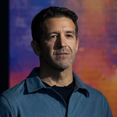 Quem é John Temus, ex-campeão de natação que vai substituir Tim Cook na Apple