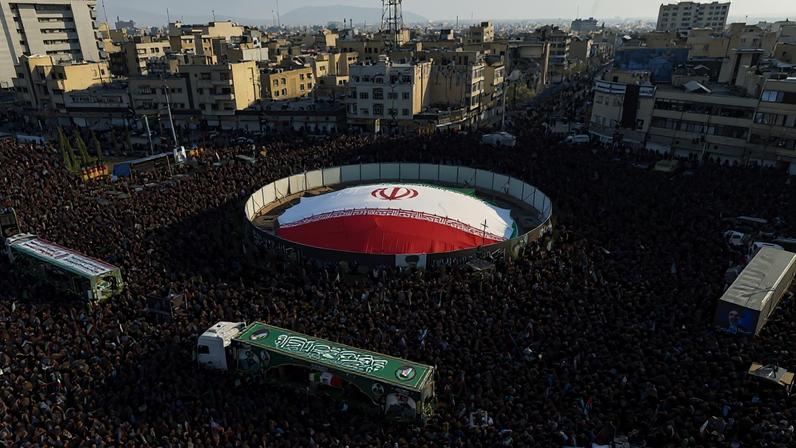 Funerais são realizados para membros da Guarda Revolucionária Islâmica do Irã (IRGC) e outras figuras militares na Praça Enghelab, em 11 de março de 2026, em Teerã, Irã
