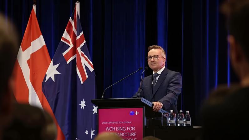 Chris Bowen é ministro de Mudança Climática e Energia da Austrália. Ele afirmou que a crise do petróleo provocada pela guerra no Irã reforça a necessidade de acelerar a transição para fontes renováveis.