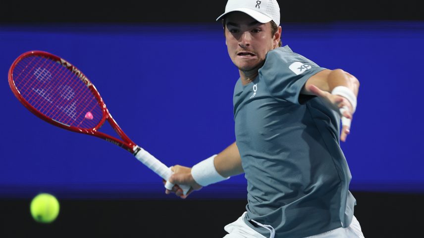 João Fonseca em ação no Miami Open — Foto: Al Bello/Getty Images
