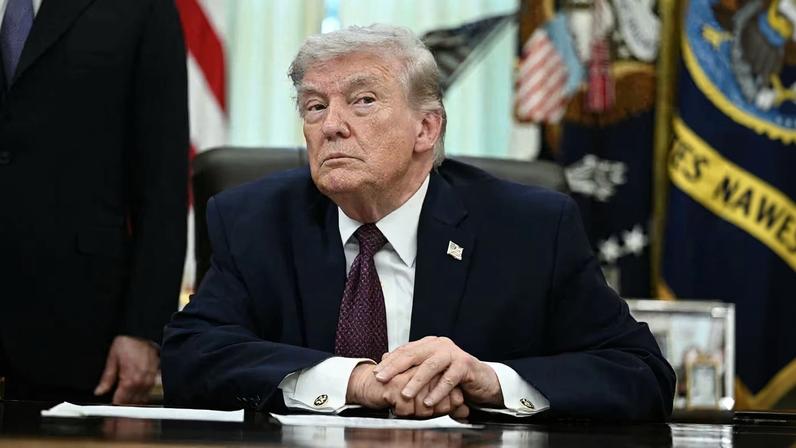 O presidente Donald Trump fala com repórteres no Salão Oval da Casa Branca, em Washington, nesta terça-feira.