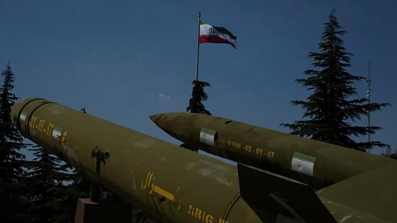 Dois mísseis iranianos expostos em museu em Teerã.
