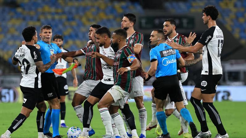 Allan pediu desculpas por gesto obsceno e expulsão em derrota do Corinthians