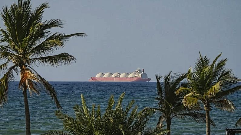 Navio atravessando o Estreito de Ormuz após o cessar-fogo temporário de duas semanas firmado entre Estados Unidos e Irã, condicionado à reabertura da rota, vista em Omã