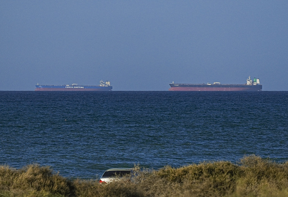 Navios atravessando o Estreito de Ormuz.