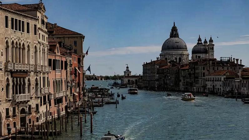 Vista do Grande Canal, em Veneza, com a Basílica de Santa Maria della Salute ao fundo; cidade enfrenta pressão crescente da elevação do nível do mar.
