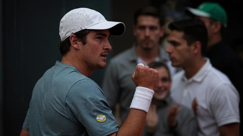 João Fonseca comemora ponto no Masters 1000 de Monte Carlo — Foto: Getty Images