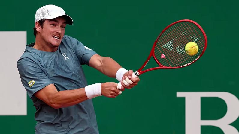 João Fonseca em ação na primeira rodada do Masters 1000 de Monte Carlo — Foto: Julian Finney/Getty Images