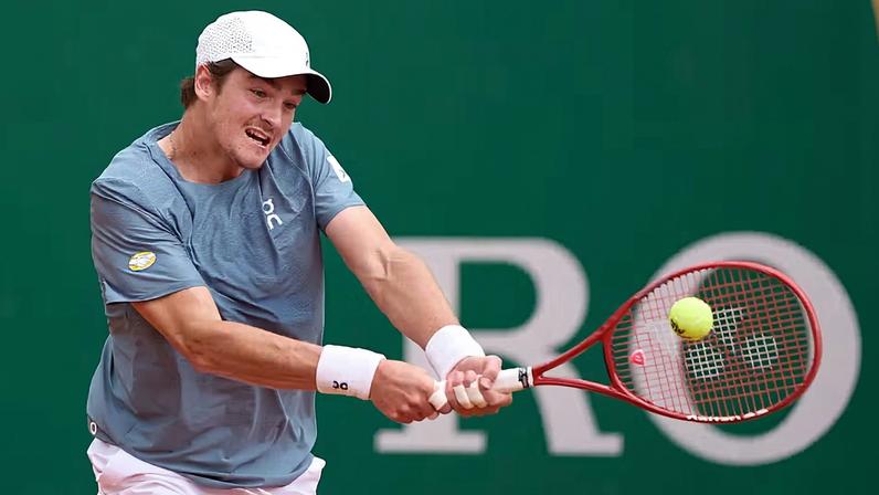 João Fonseca rebate bola na partida contra Arthur Rinderknech, em Monte Carlo — Foto: Mateo Villalba/Getty Images