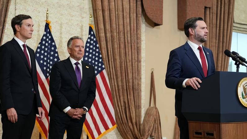 vice-presidente JD Vance, à direita, discursa durante uma coletiva de imprensa após reunião com representantes do Paquistão e do Irã, enquanto Jared Kushner, à esquerda, e Steve Witkoff, enviado especial para missões de paz, ouvem atentamente em 12 de abril de 2026 em Islamabad, Paquistão