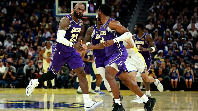 LeBron e Bronny James se destacam em vitória dos Lakers sobre os Warriors — Foto: Getty Images