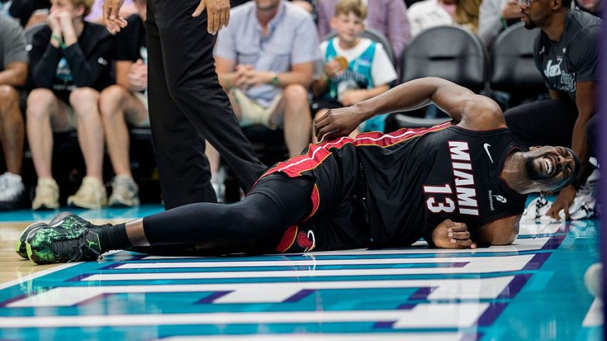 Bam Adebayo é acidentalmente derrubado por LaMelo Ball em eliminação do Heat — Foto: Jacob Kupferman/Getty Images