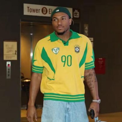 Jogador dos Knicks chega à partida vestindo camisa da seleção brasileira