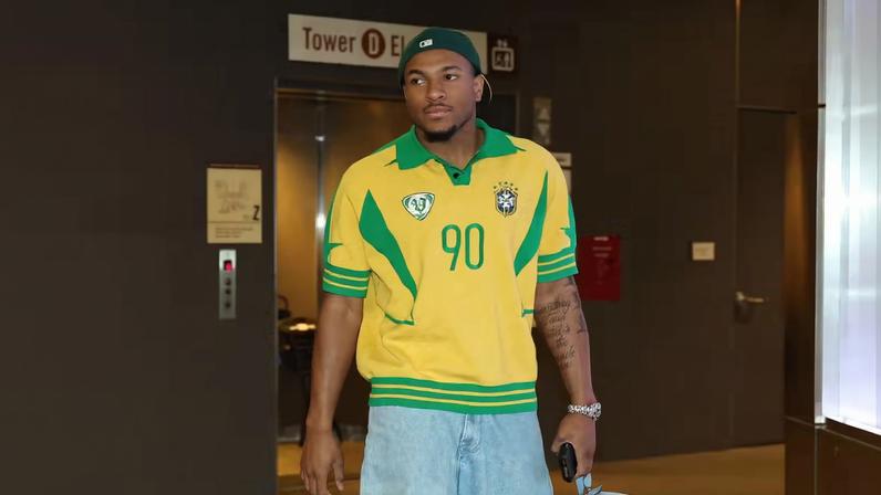 Miles McBride chega de camisa do Brasil para jogar a partida Knicks x Hawks — Foto: Nathaniel S. Butler/NBAE via Getty Images