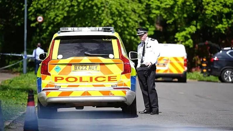 Policial em frente à sinagoga de Kenton, em Harrow, noroeste de Londres, onde uma tentativa de incêndio criminoso foi registrada em 19 de abril de 2026.