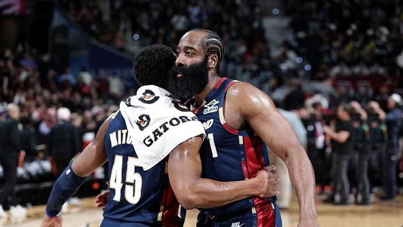 Donovan Mitchell e James Harden se cumprimentam após vitória dos Cavaliers — Foto: Jeff Haynes /NBAE via Getty Images