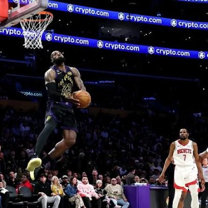 Enterrada de costas de LeBron viraliza e Lakers abrem 2 a 0 nos playoffs