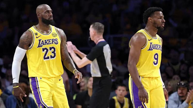 LeBron e Bronny James juntos em quadra nos playoffs da NBA — Foto: Sean M. Haffey/Getty Images