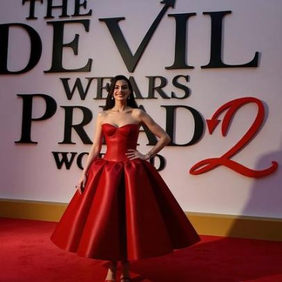 Anne Hathaway desfila de vermelho na estreia mundial de O Diabo Veste Prada 2