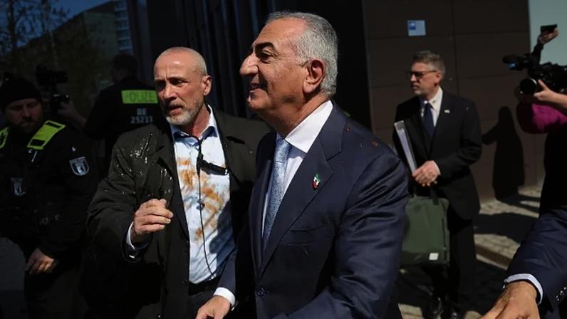 O príncipe herdeiro do Irã, Reza Pahlavi, teve tinta jogada em suas costas em Berlim em 23 de abril de 2026.
