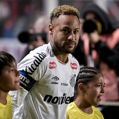 Neymar é tietado e entrega chuteira a San Lorenzo após empate do Santos na Argentina