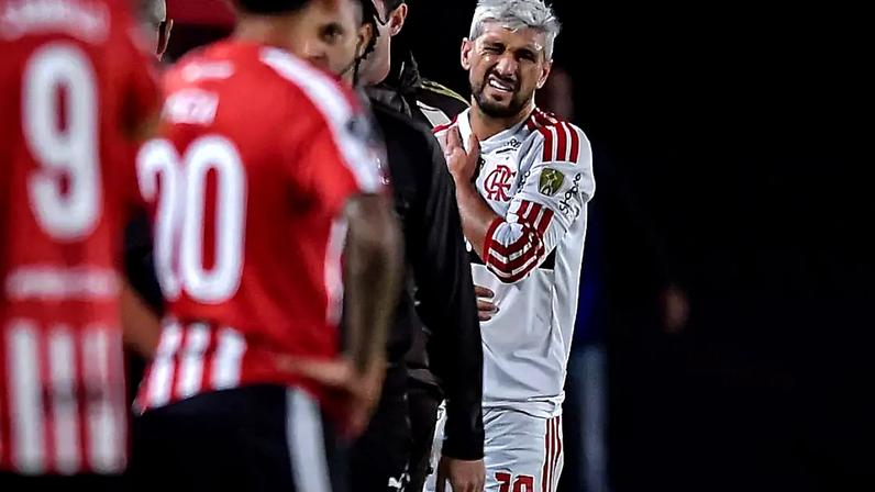 Arrascaeta deixa gramado com problema no ombro