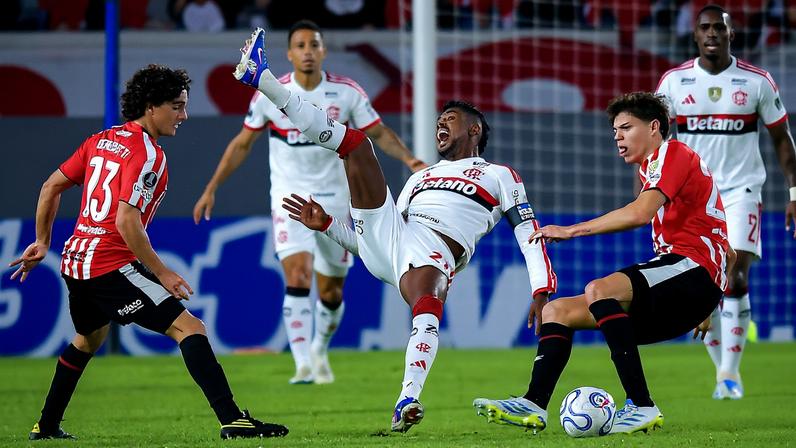Bruno Henrique sofre falta de Tomás Palacios em Estudiantes x Flamengo — Foto: Marcelo Endelli/Getty Images