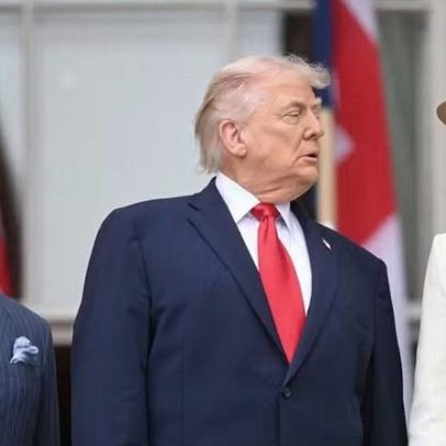 Trump é flagrado com a mão na Melania durante recepção a Charles e Camilla