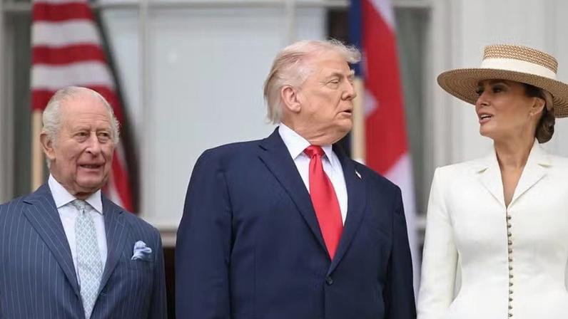 O Rei Charles III, o presidente norte-americano Donald Trump e a primeira-dama Melania Trump em visita do monarca britânico à Casa Branca em 28 de abril de 2026