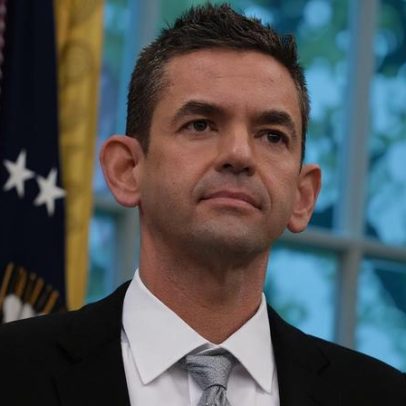 Trump zomba de diretor da NASA por orelhas grandes