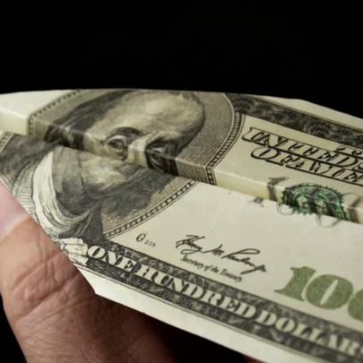 Dólar oscila nesta quinta-feira, sem direção definida