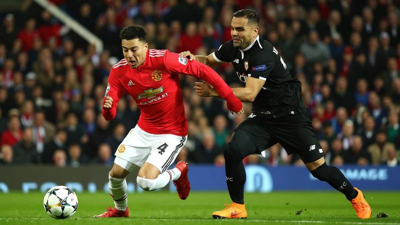 Lingard e Mercado se enfrentaram em 2018, por Manchester United e Sevilla — Foto: Clive Mason/Getty Images