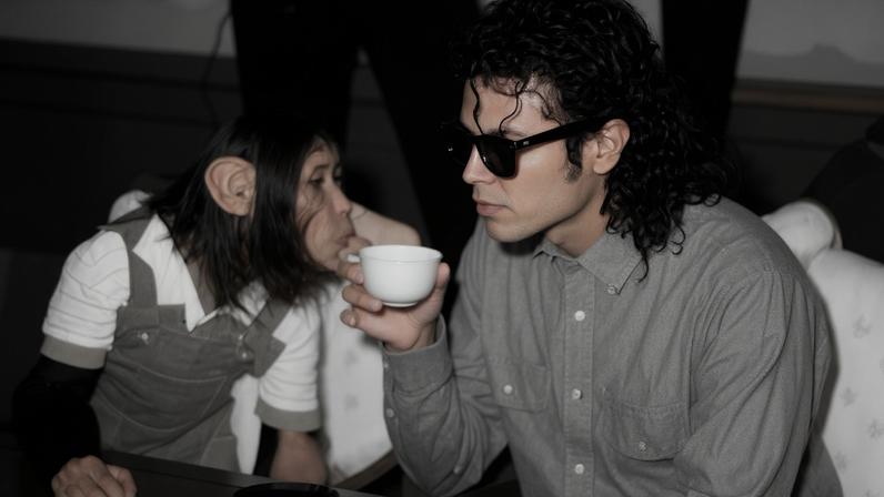 Michael Jackson com o chimpanzé Bubbles em 1987 — Foto: Getty Images