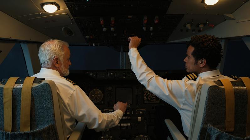 Pilotos na cabine do avião