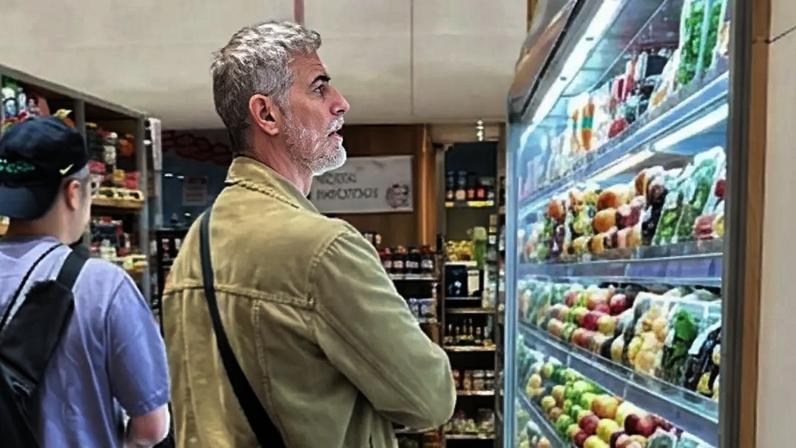 Reynaldo Gianecchini escolhendo frutas no mercado: a vida de artista não é glamour 24 horas por dia