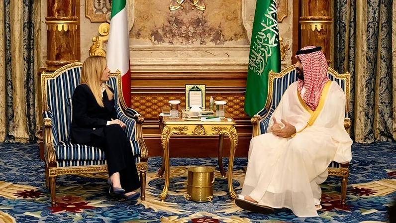 Meloni vai ao Golfo de surpresa para debater segurança energética