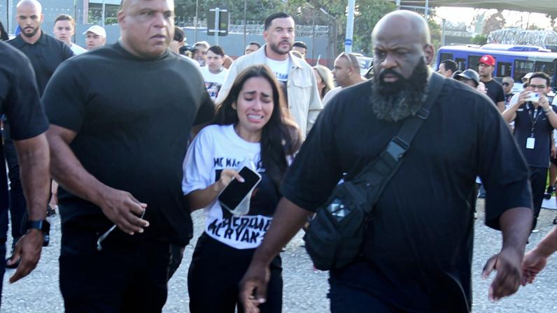 A esposa do MC Ryan SP, Giovana Roque, sai aos prantos após saber que seu marido Mc Ryan continuará preso — Foto: Edu Araujo/Agnews