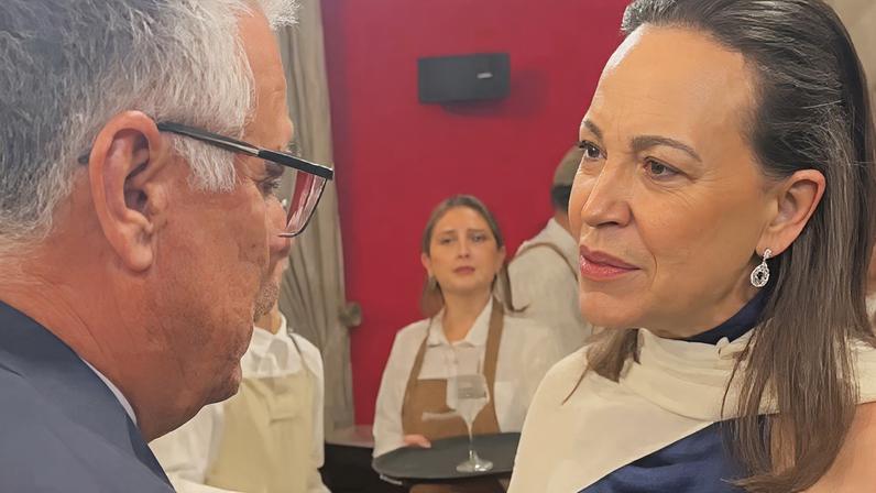 Girão publicou vídeo conversando com Corina durante a posse de José Antonio Katz