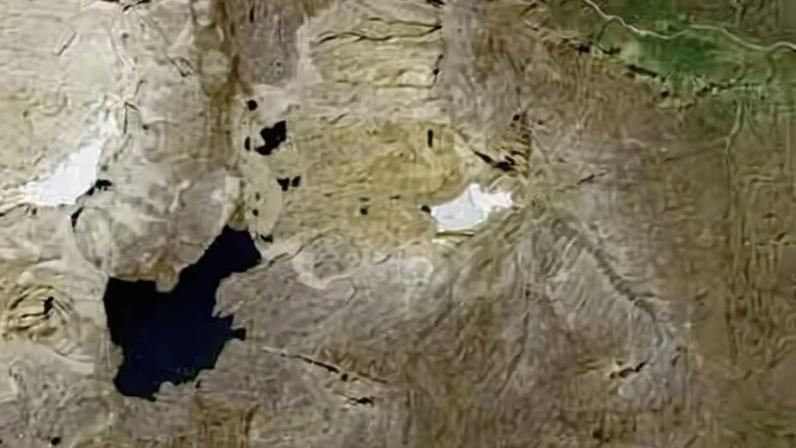 Combinação de imagens de satélite mostra geleira Cerros de la Plaza (à esquerda) com alguma cobertura de neve em 2015 e sem cobertura de neve em 2026, na Sierra Nevada del Cocuy, nordeste da Colômbia — Foto: Copernicus Sentinel Data
