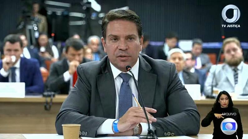 Alexandre Ramagem, do PL, tem prisão decretada após deixar o Brasil de forma clandestina — Foto: Jornal Nacional/ Reprodução